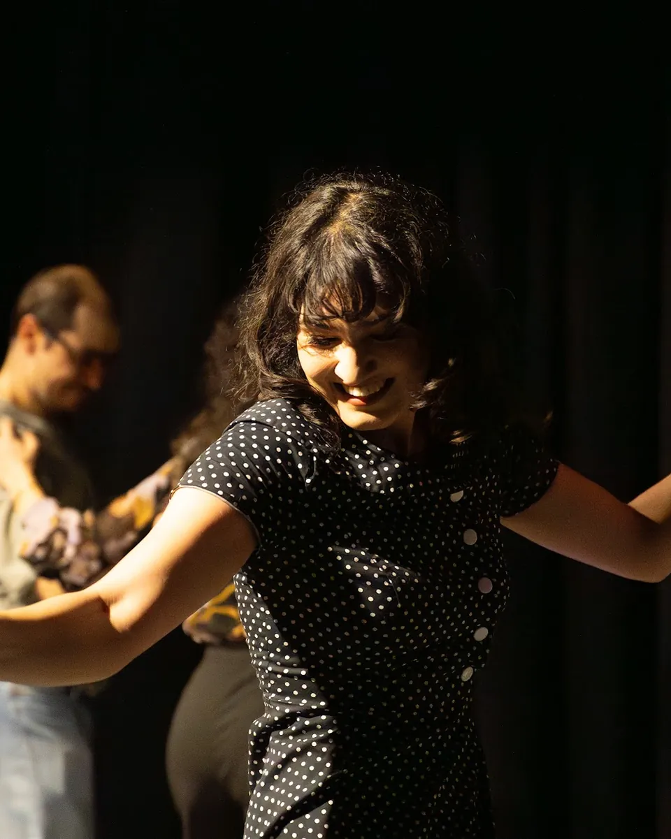 Social dance sırasında dans eden bir kişi