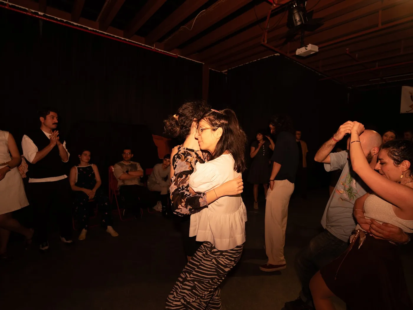 Kalabalık bir social dance pisti