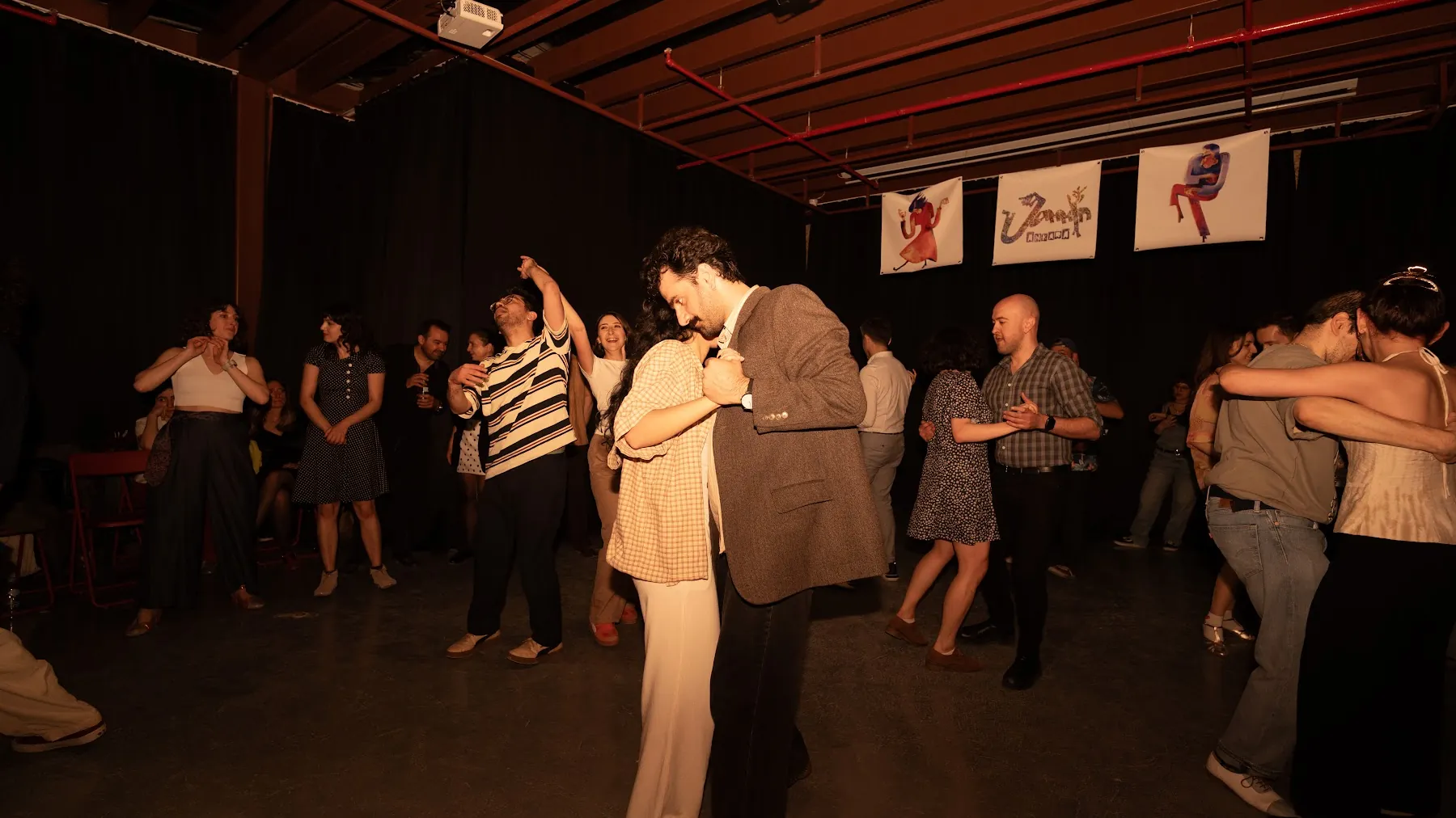 Jammin Ankara social dance gecesinde dans eden çiftler