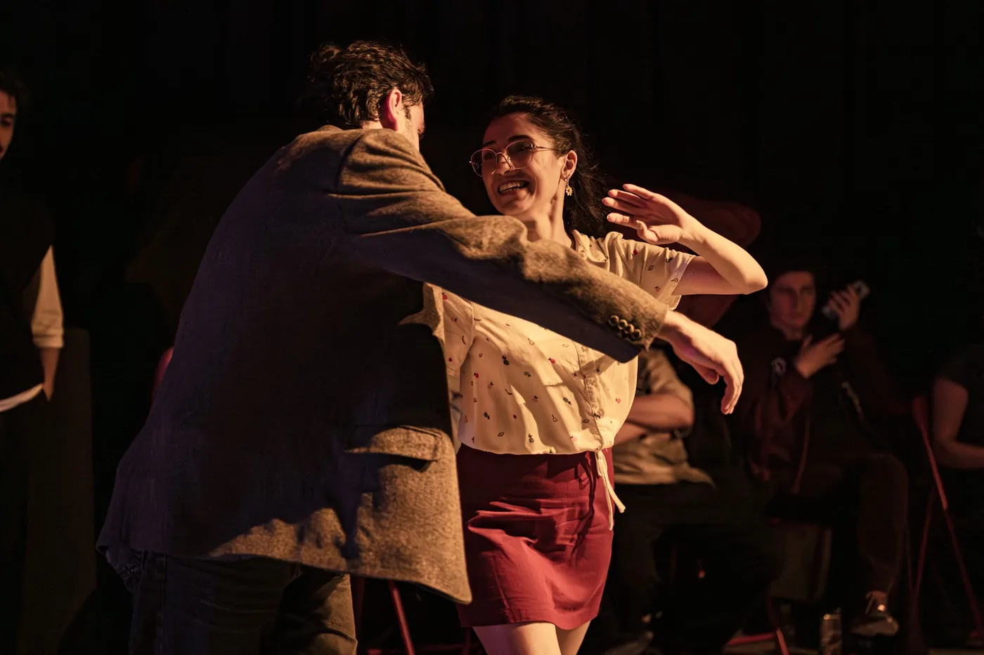 Lindy Hop dansı eden bir çift